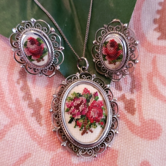 Vintage Jewelry - Vintage Flower Petit Point. Cross Stitch. Pretty